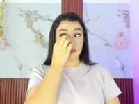 Soy bueno, pero no un ángel. Peco, pero no soy el diablo. Creo que la risa es el mejor quemador de calorías. Creo en besar, besar mucho. Creo en enamorarme y crear grandes recuerdos. ¿Serás mi dulce amante?