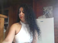 Brune pétillante qui aime la vie et ses plaisirs. la bonne humeur est mon moteur dans la vie . la séduction et les bons moments mon carburant. alors Messieurs, à vos clavier!