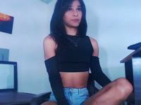 Soy una trans muy cachonda y me gusta mostrar mi trasero ante la cámara.