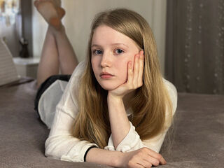 beautiful webcamgirl LilianHoward