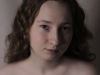 nude webcamgirl photo MadgeRemerez