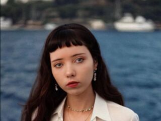topless cam girl AmityBendall