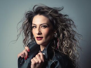 hot cam girl masturbating with vibrator AryTorres