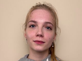 naked camgirl fingering pussy CarmanChapmon