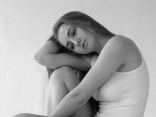 topless camgirl CwenGammell