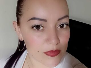 live webcam performer DinaCarls