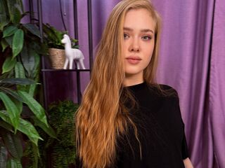 camgirl masturbating with dildo JuliMiu