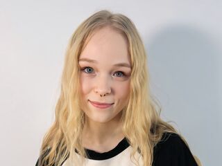 camgirl playing with dildo KamiMellema