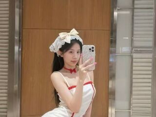 camgirl playing with dildo LilyYuan