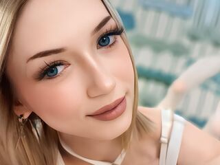 hot cam girl fingering shaved pussy LoisDeman