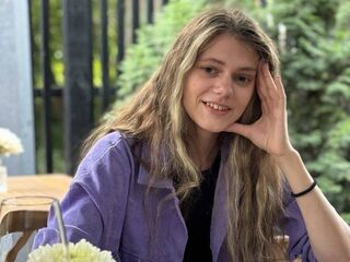 camgirl masturbating with dildo MarinaRoloson