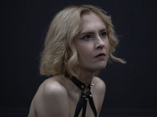 hot cam girl fingering shaved pussy MilaVeyra