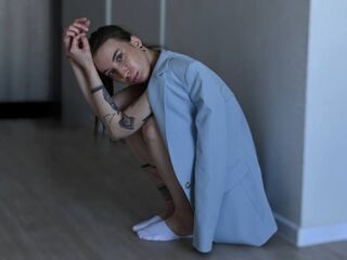 camgirl fingering shaved pussy MirnaLatourette
