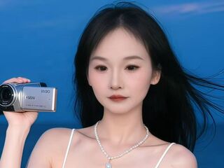 naked camgirl masturbating with vibrator NicoleMinnie