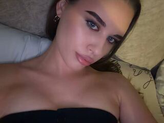 camslut topless RhiannonJumper