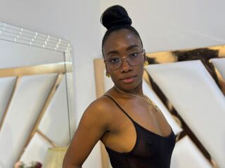 girl fingering shaved pussy SelenaHadid