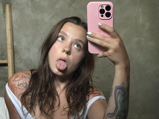 masturbating cam girl TomikaLuczki